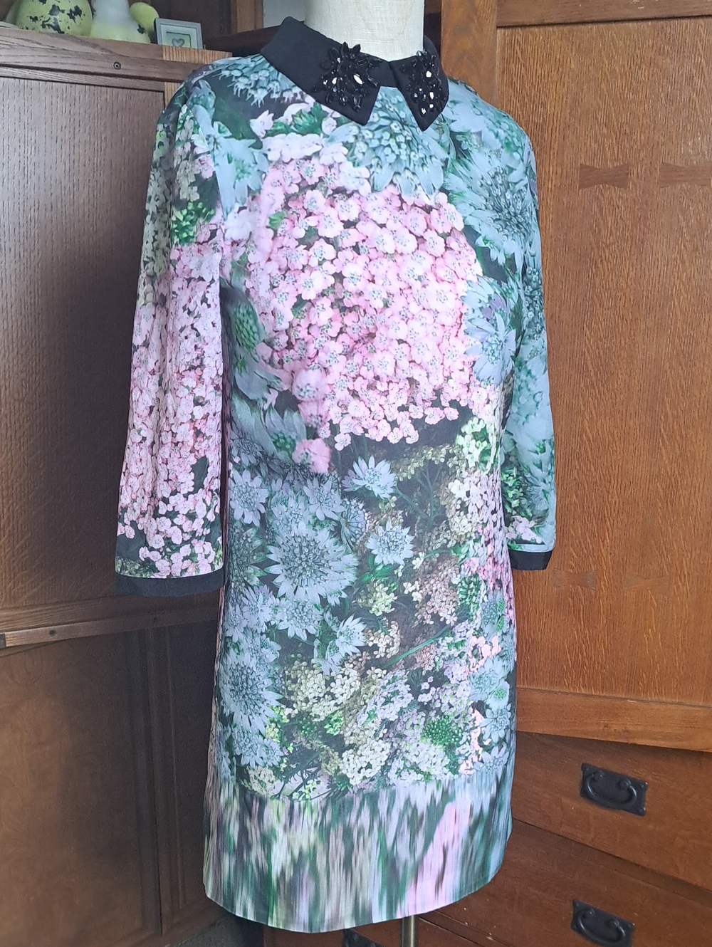 EUC Ted Baker London Floral Glitch Print Embellished Collar Shift Dress Size 0
